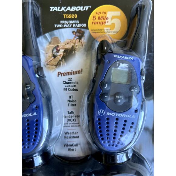 Motorola Talk About T5920 FRS/GMRS Two Way Radios 5 Mile Range New 22 Channels - Picture 1 of 3